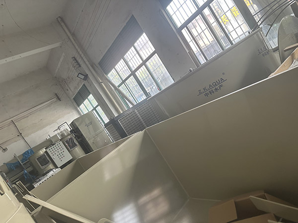 澳龍暫氧池 室內養殖區 活魚箱養殖